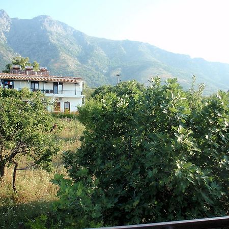 Meraklis Rooms Kariotes Exterior foto